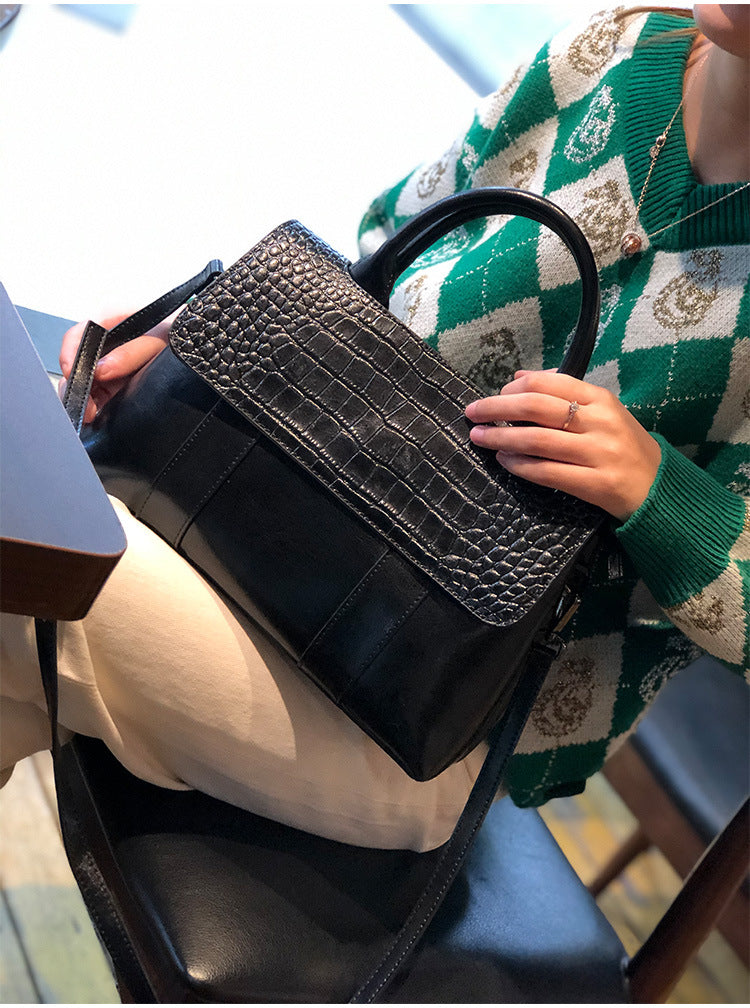 Women's handbag crocodile pattern large capacity genuine leather shoulder bag is trendy fashion commuting elegant handbag.bag