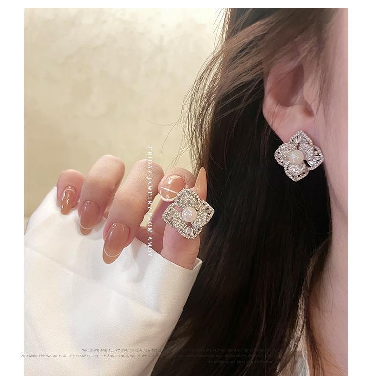 四つ葉クローバーFRIDAY JEWELRYパールフレンチ贅沢レトロムードフラワーピアス