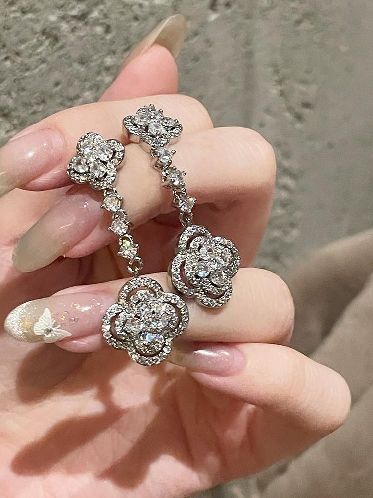 四つ葉のクローバーFRIDAY JEWELRロングスタイル気質個性軽量贅沢ジルコンフリンジピアス