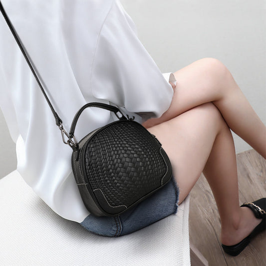 Women's bag Cowhide knitted pattern handbag Casual shoulder bag Fashion Shoulder bag that goes with anything. Pochette