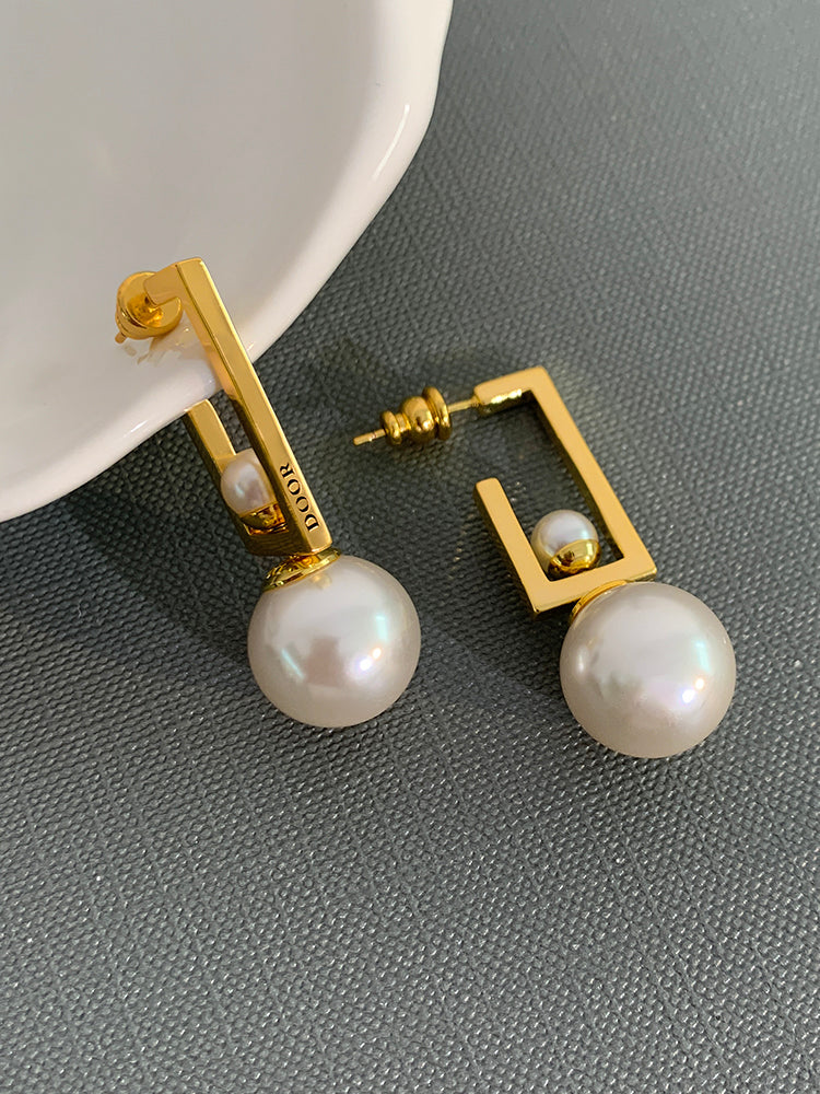 D earrings pearl earrings Luxurious and unique temperament earrings that make light of women's luxury