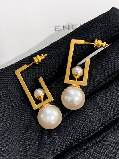 D earrings pearl earrings Luxurious and unique temperament earrings that make light of women's luxury