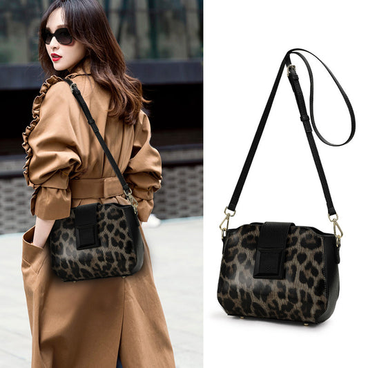 Cowhide women's bag Leopard print fashion genuine leather bag Retro shoulder bag that goes with anything. Pochette